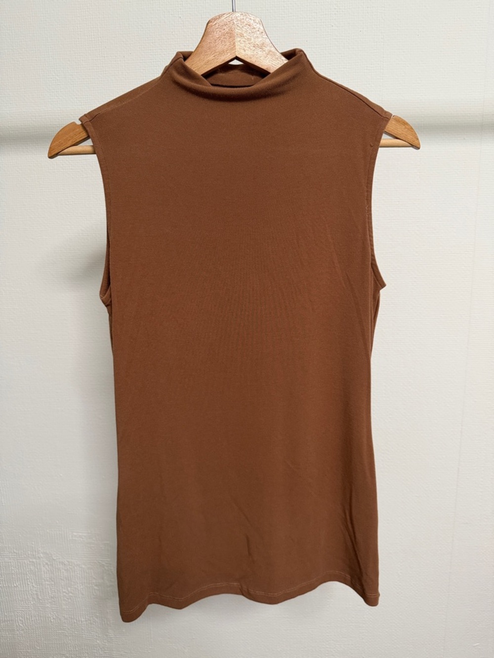 Mock Neck Sleeveless Tank Top in Brown